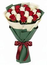 Букет Микс из красных и белых роз в Боре