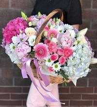 Цветочная композиция из Розы, Хризантемы, Пионы и Лизиантусы в корзине в Боре