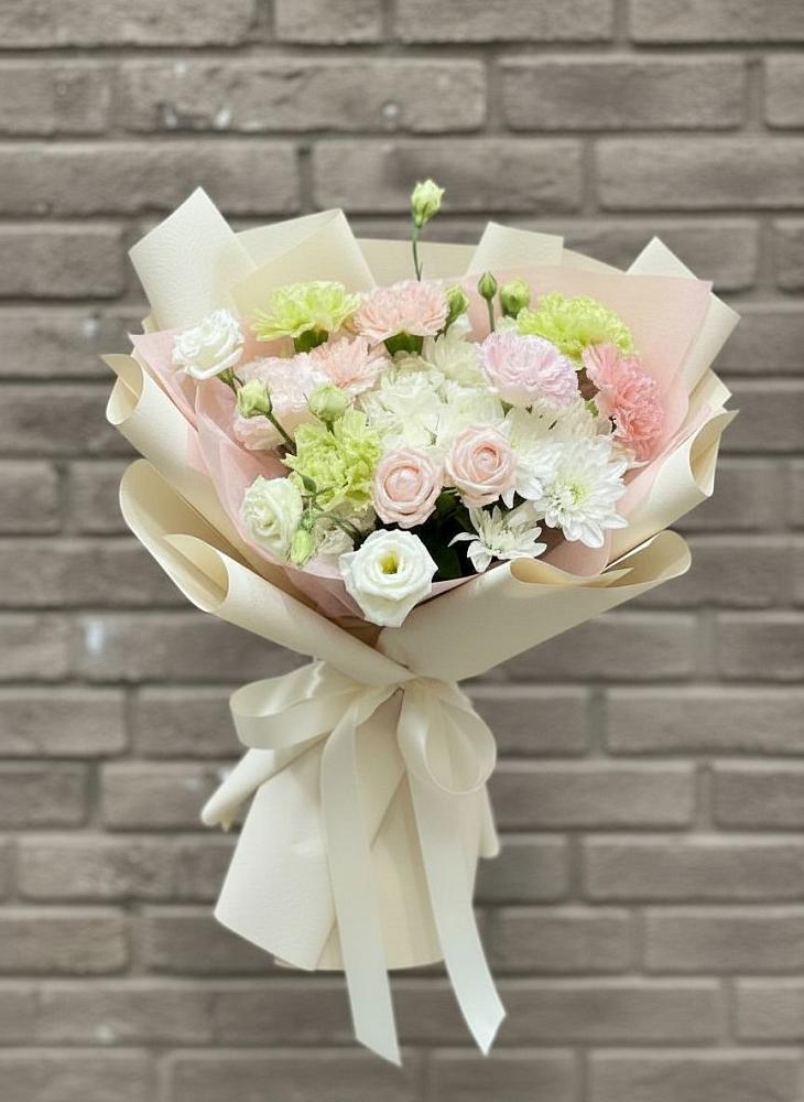 Букет цветов из: Гвоздики, Розы, Лизиантусы и Хризантемы в Боре