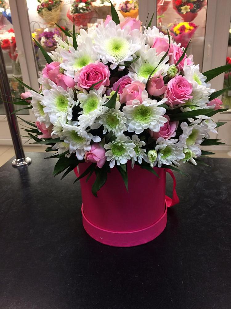 Цветочная композиция из Розы и Хризантемы в шляпной коробке в Боре