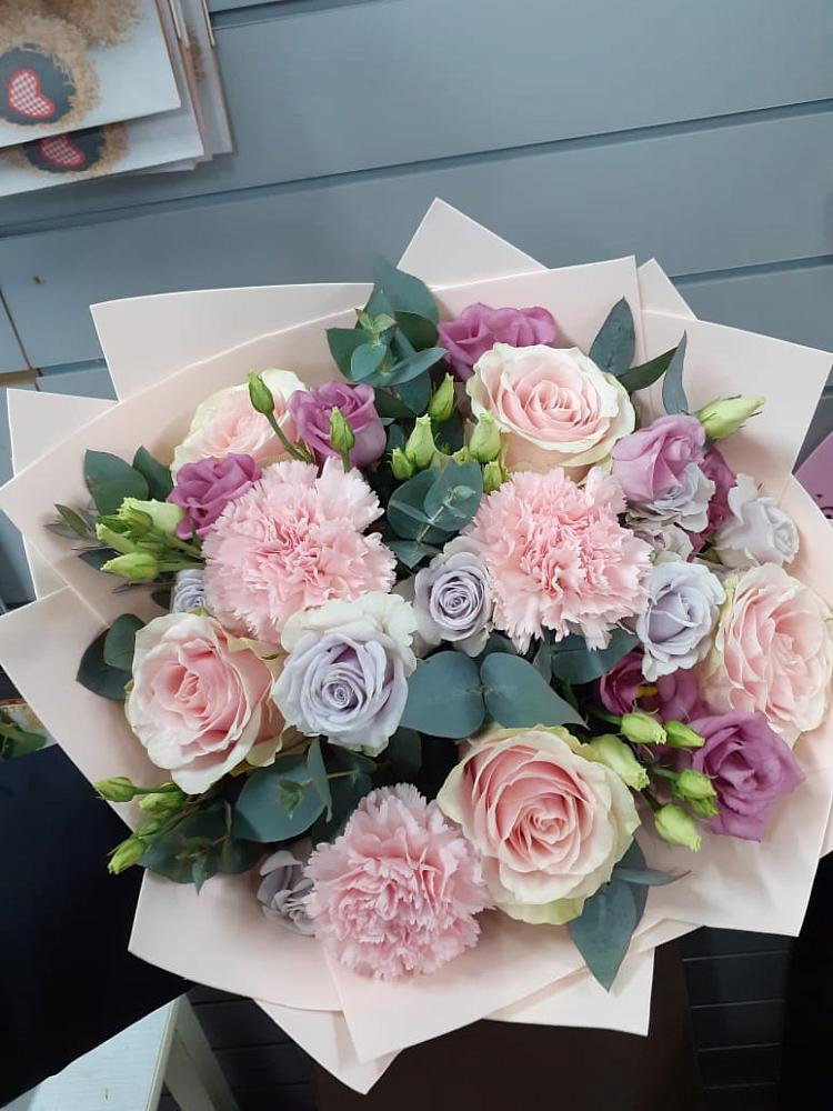 Букет цветов из: Розы, Гвоздики и Лизиантусы в Боре